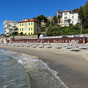 Vicino Al Mare In Centro Sulla Nuova Pista Ciclabile Imperia
